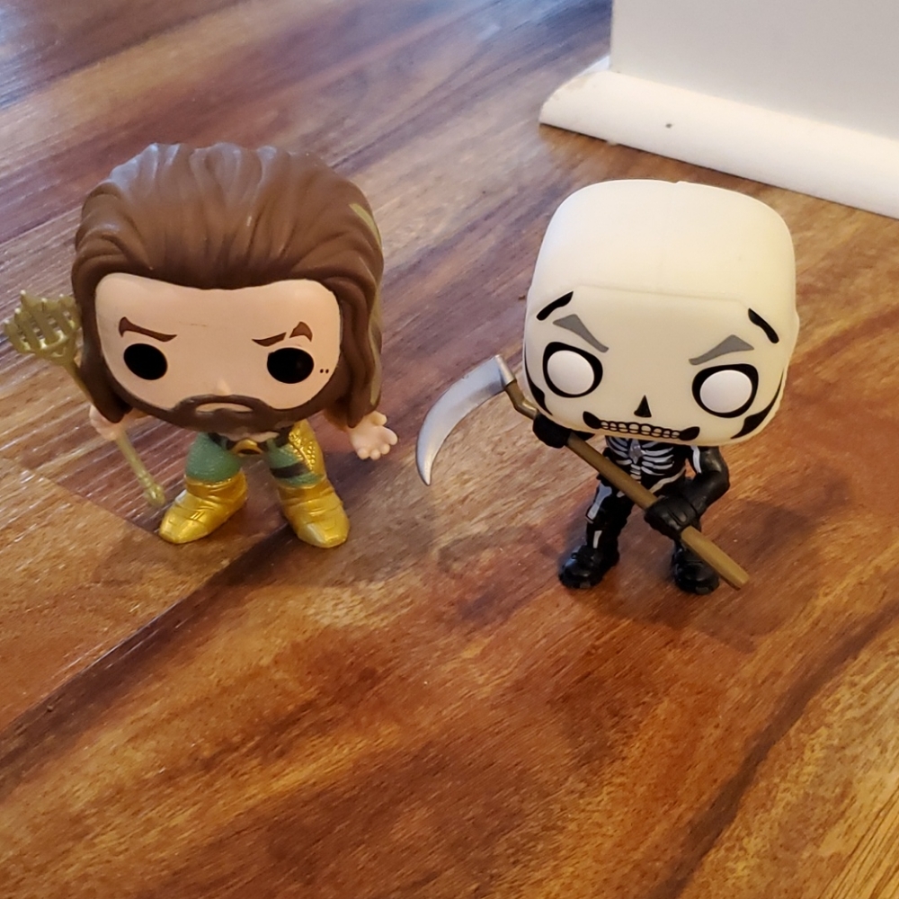 2 pop figurines.